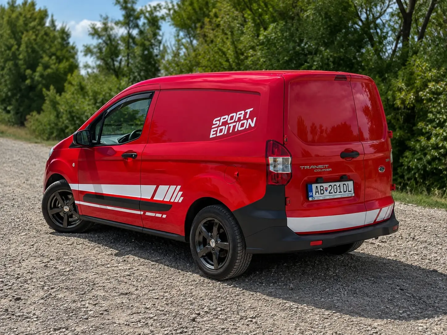 Červený Ford Transit Courier Sport Edition na prenájom v Nových Zámkoch