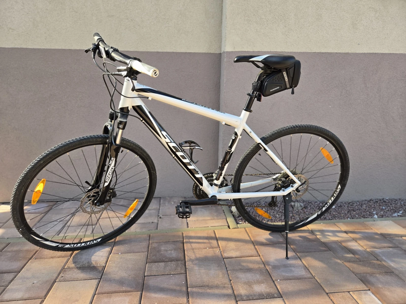Bielo-čierny športový bicykel SCOTT na prenájom v Nových Zámkoch